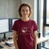 Katzen Geschenk für Programmierer: Gildan 64000 Softstyle T-Shirt mit dem sarkastischen Design der liegenden Katze vor dem Laptop von The Geek Cat.