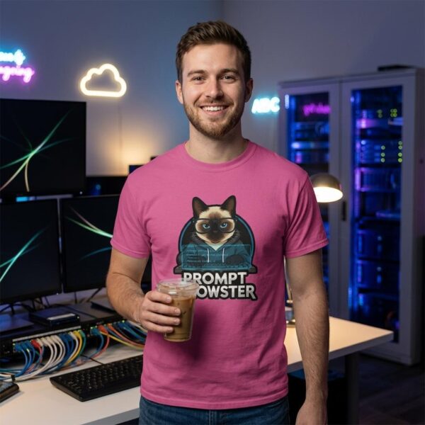 Lustiges KI T-Shirt für Prompt Engineers mit Siamkatzen-Hacker-Motiv "Prompt Meowster" in Pink